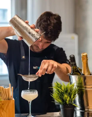 06_Bartenders_800x.webp